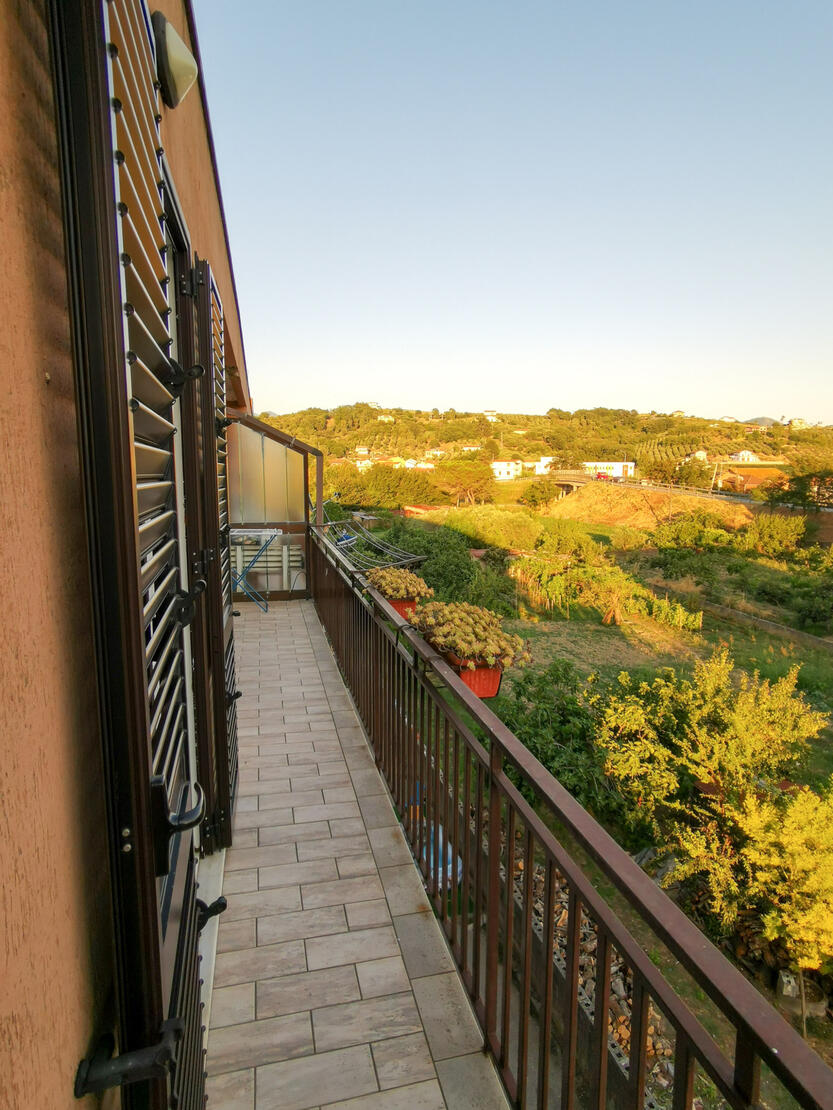 Terrazzino con vista collina